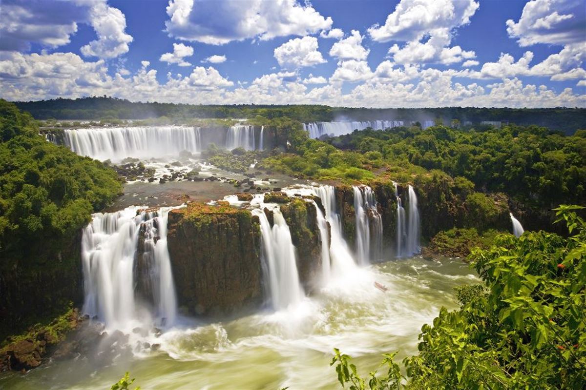 Iguazú-Wasserfälle an der Grenze zwischen Basilien und Argentinien