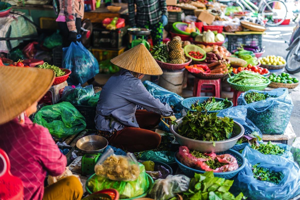 Frauen verkaufen Essen auf den Straßen von Hoi An in Vietnam