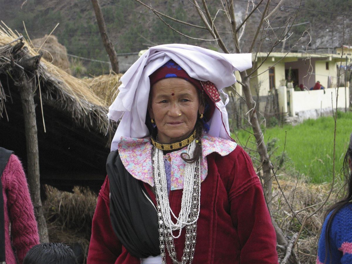 Frau in traditioneller Kleidung in einem Dorf in Kumaon