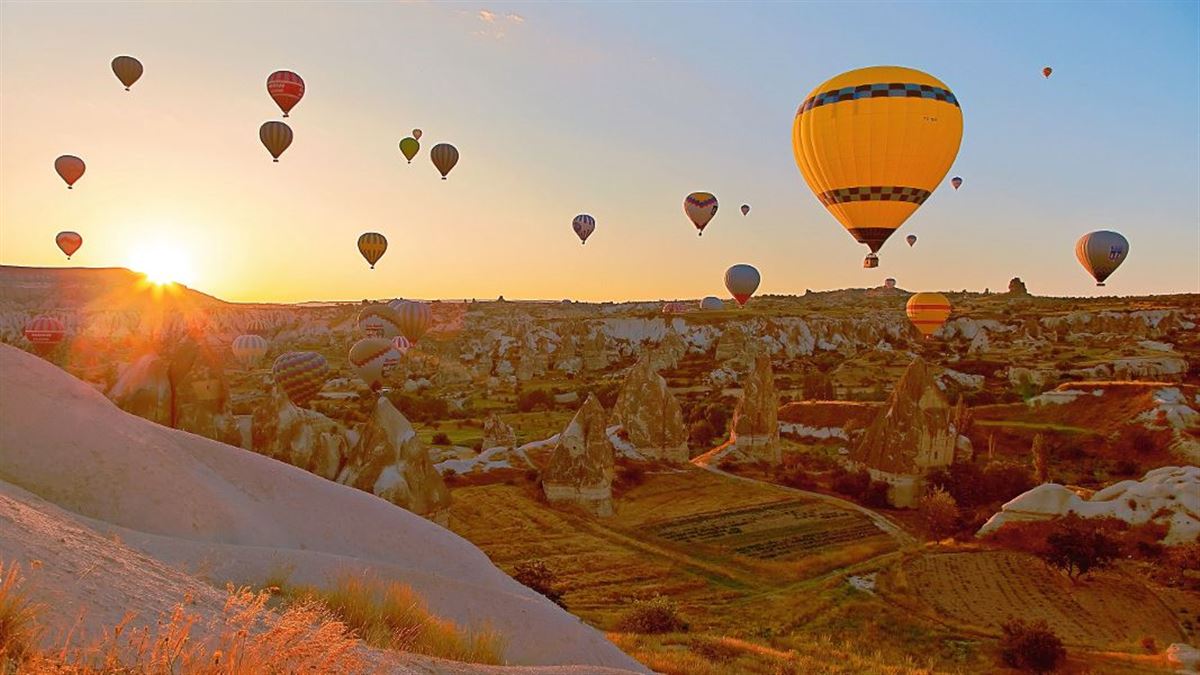 Heißluftballons über Göreme in Kappadokien