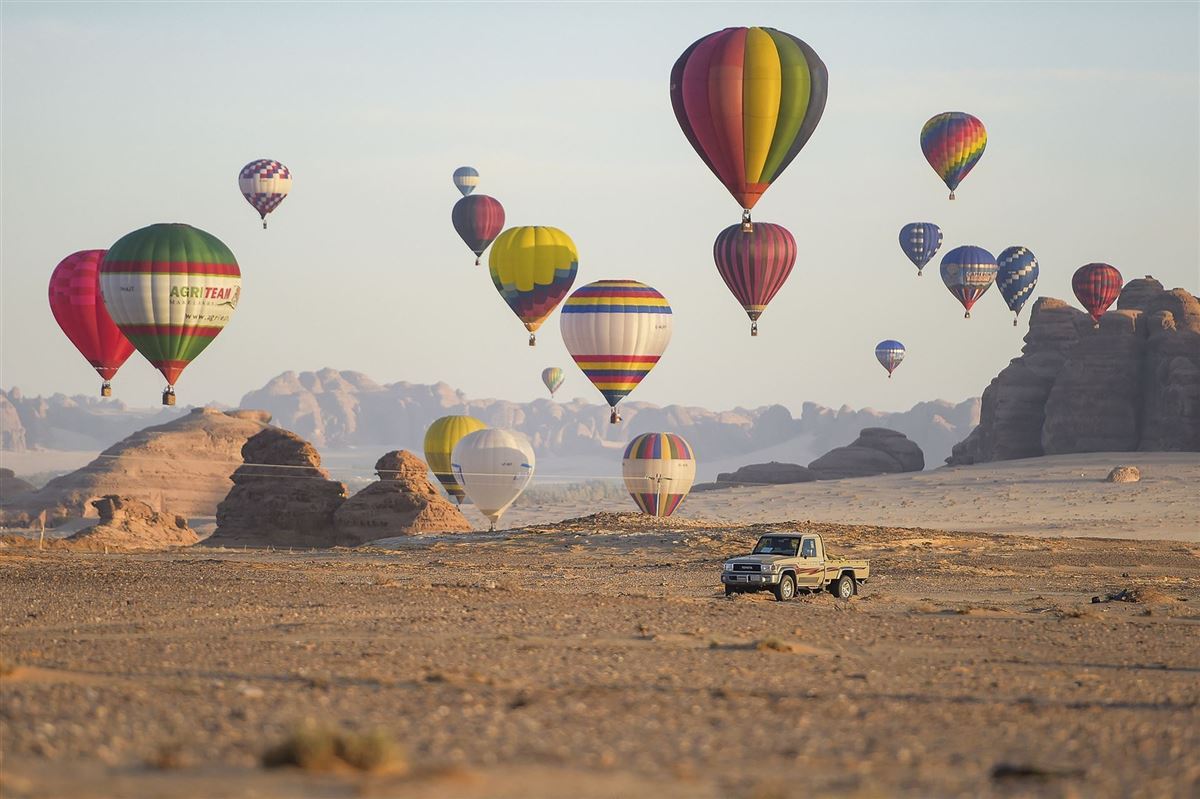 „AlUla Skies“ mit Hunderten bunter Heißluftballons