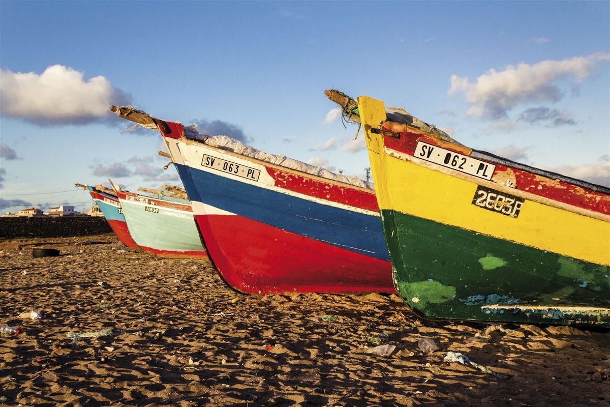 Farbenfrohe Boote auf den Kapverden