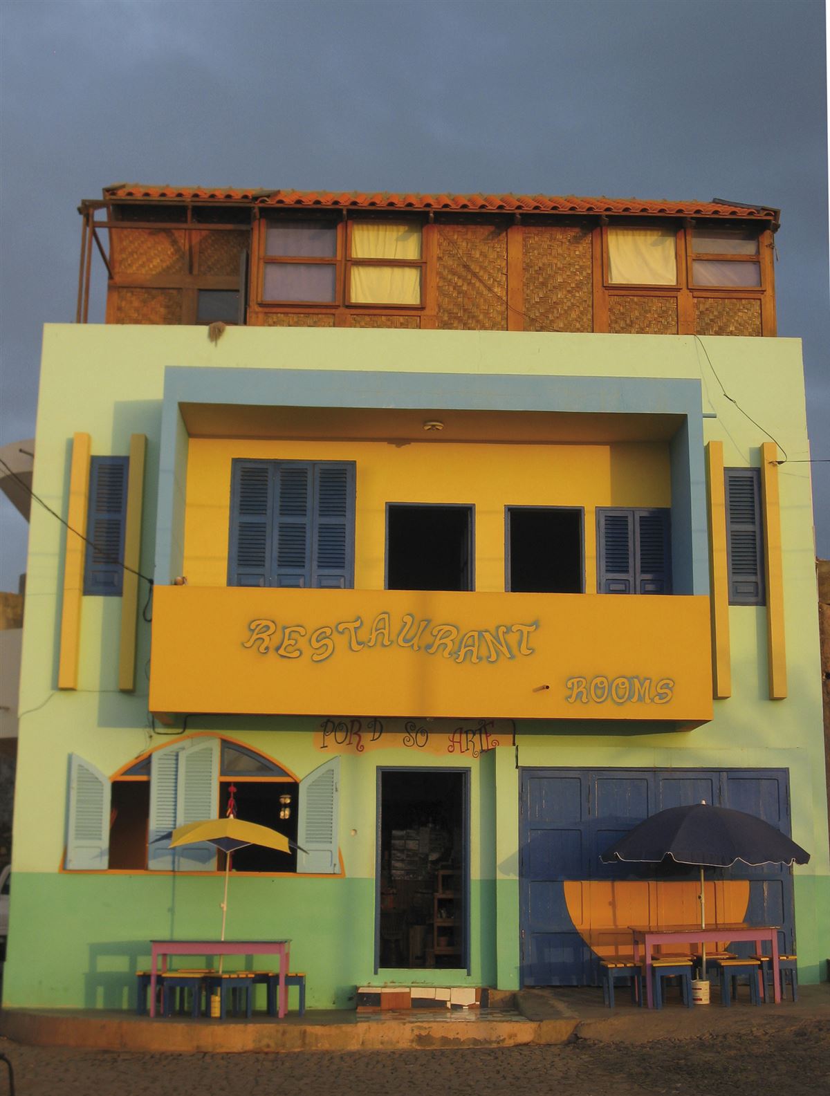 Farbenfrohes Restaurant am Meer auf Santo Antao