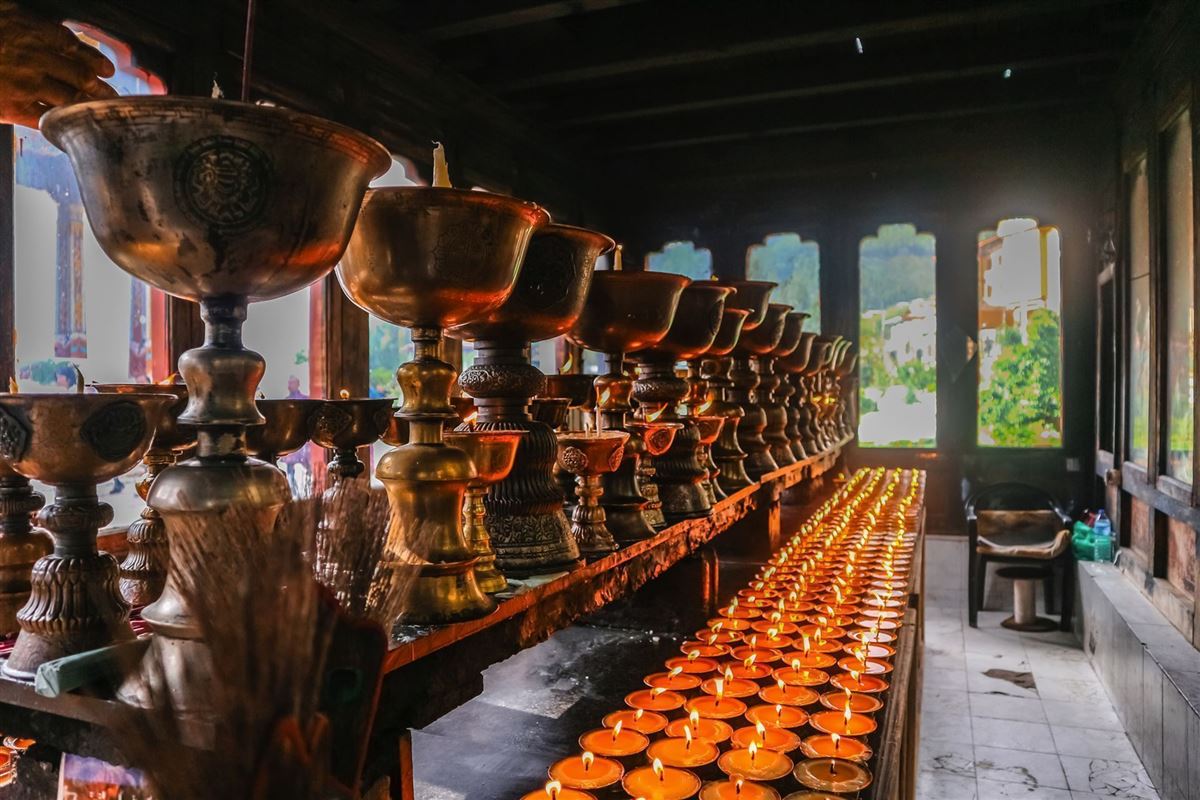 Anzünden von Gebetskerzen im Zangdhopelri-Kloster in Thimphu,Bhutan