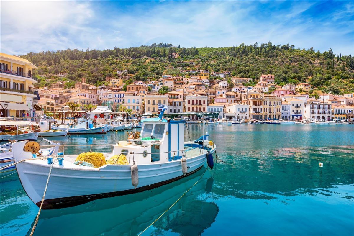 Hafen von Gytheio auf dem Peloponnes mit Fischerbooten, smaragdgrünem Meer und Sonnenschein
