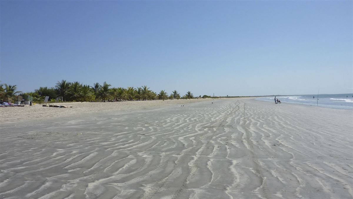 Kilometerlanger Sandstrand im Süden Senegals