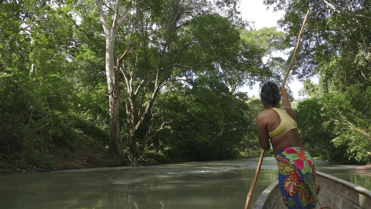 Embera-Frau im Kanu (Darien)