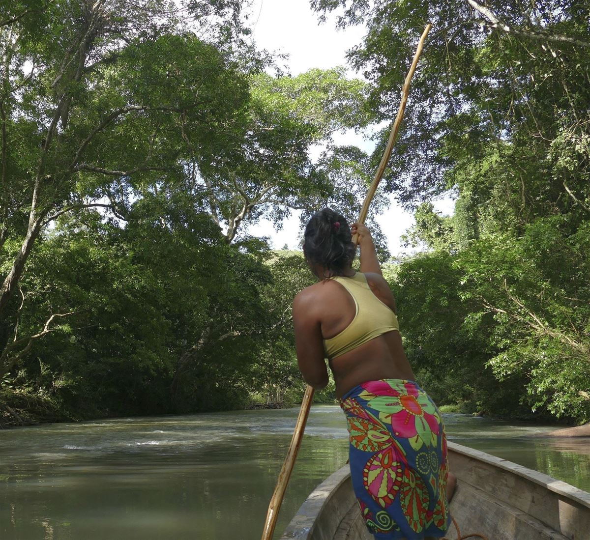 Embera-Frau im Kanu (Darien)