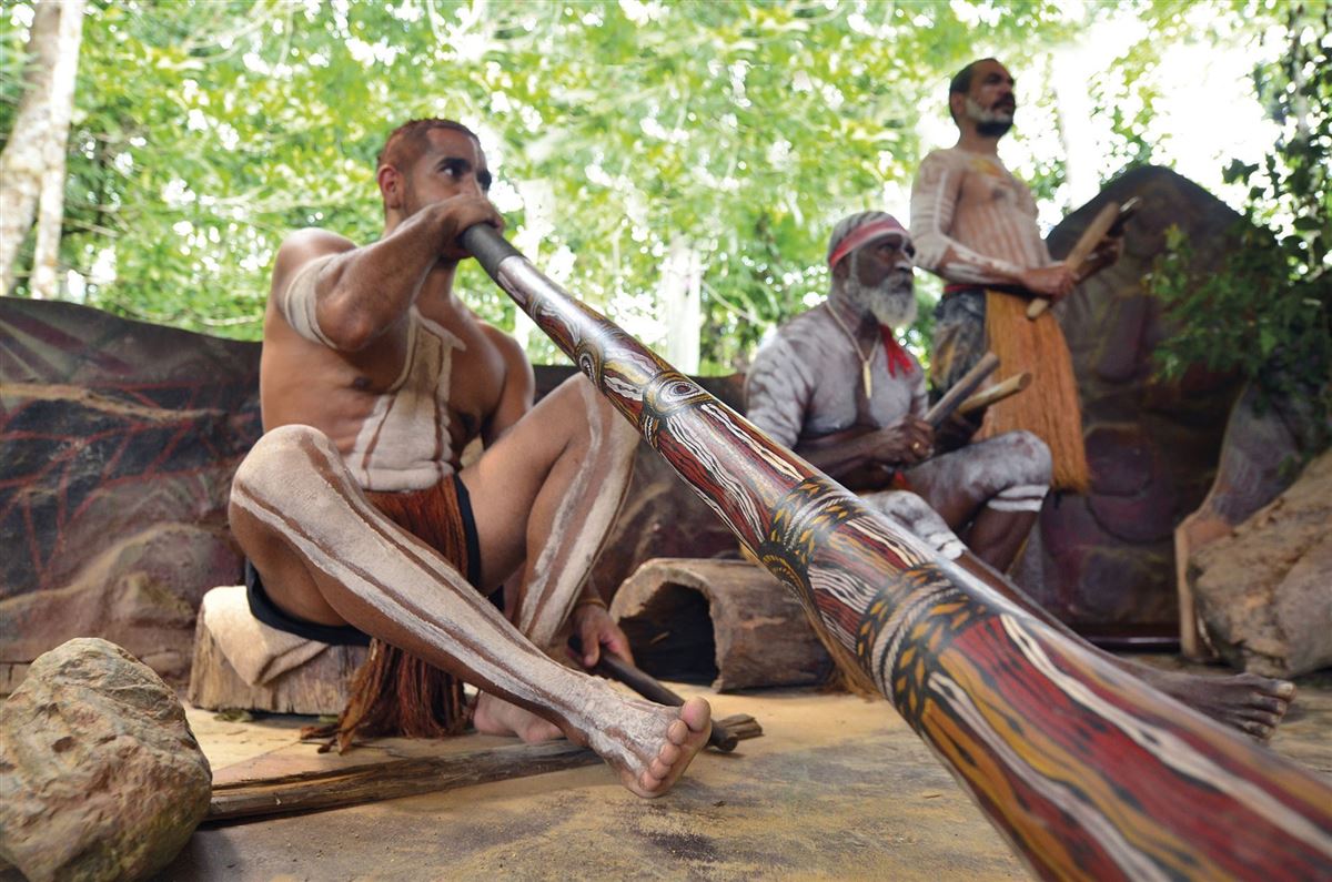 Aborigine mit seinem Didgeridoo