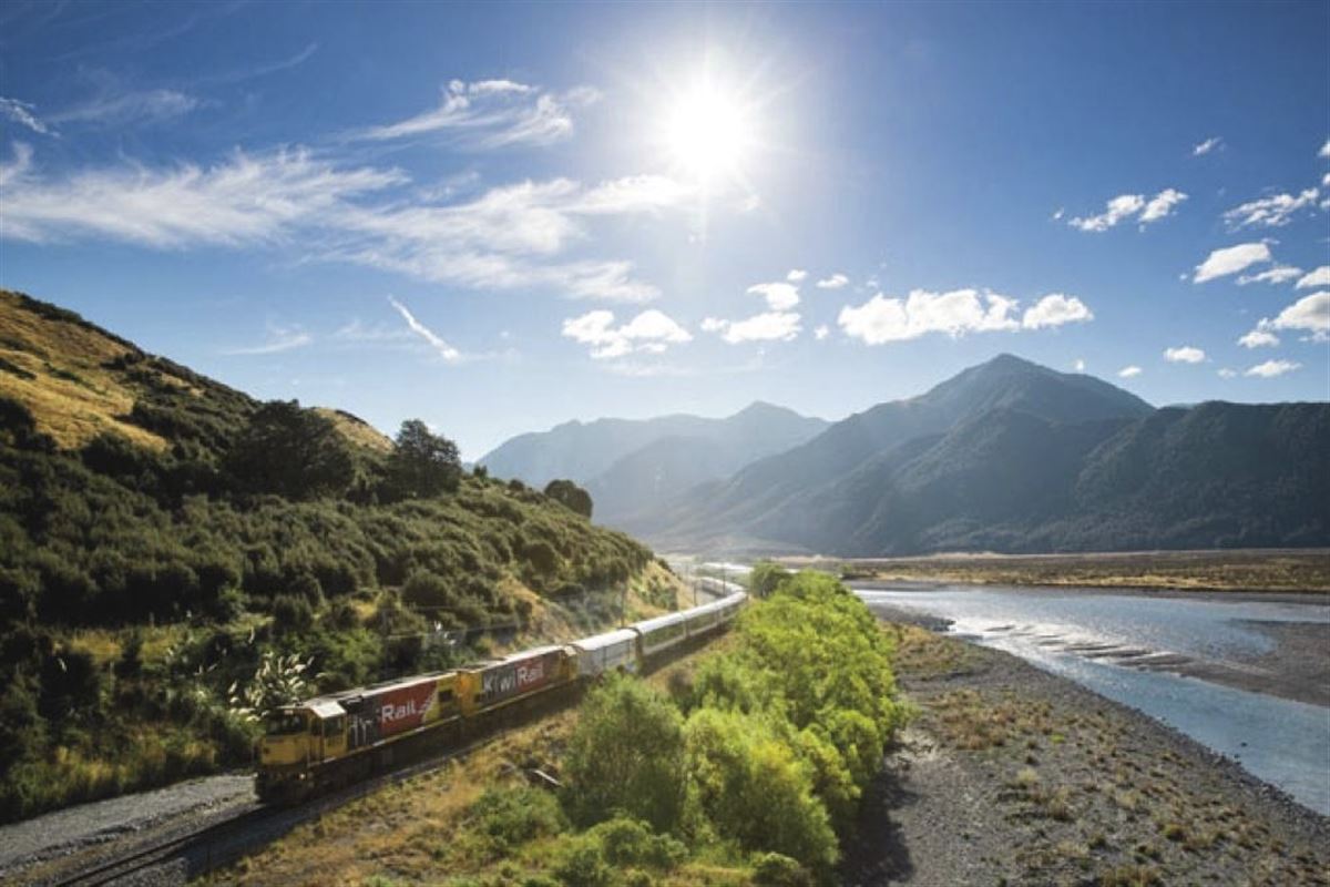 Der TRANZ ALPINE am Waimakariri River