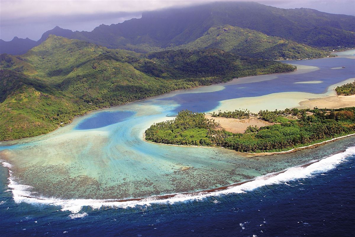 Im Anflug auf Huahine