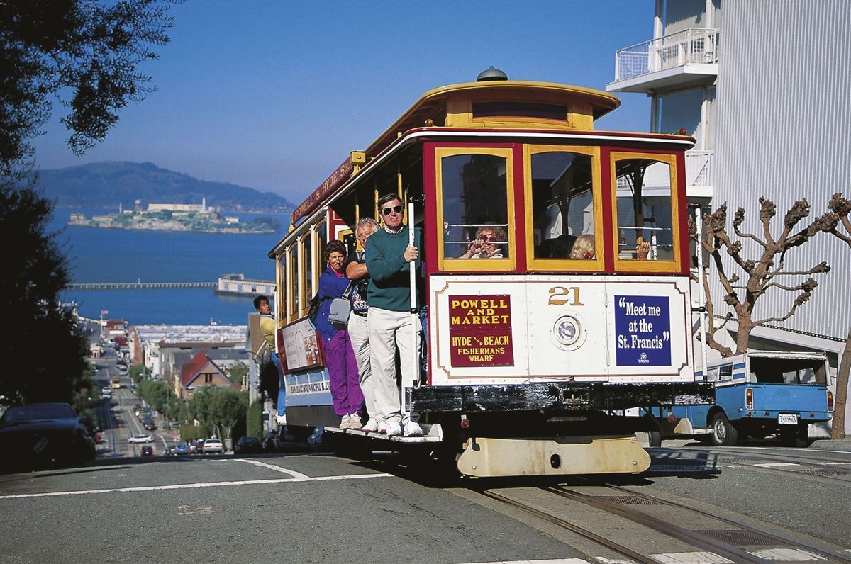 Cable Car, im Hintergrund Alcatraz