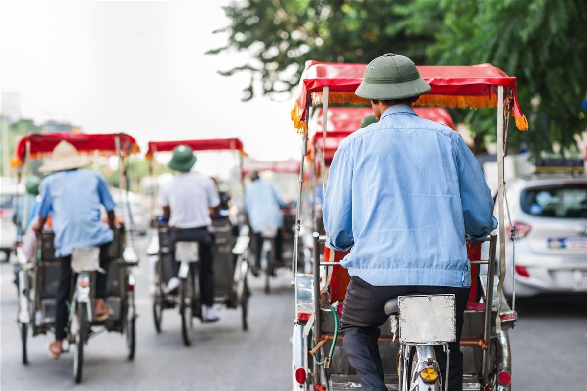 traditionell mit einer Riksha durch die Straßen von Hanoi