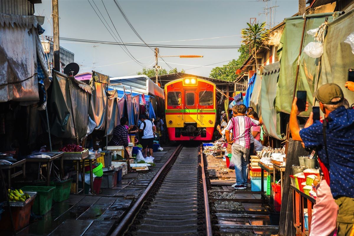 Bahnstrecke der Mae-Klong-Bahn im Südwesten von Bangkok