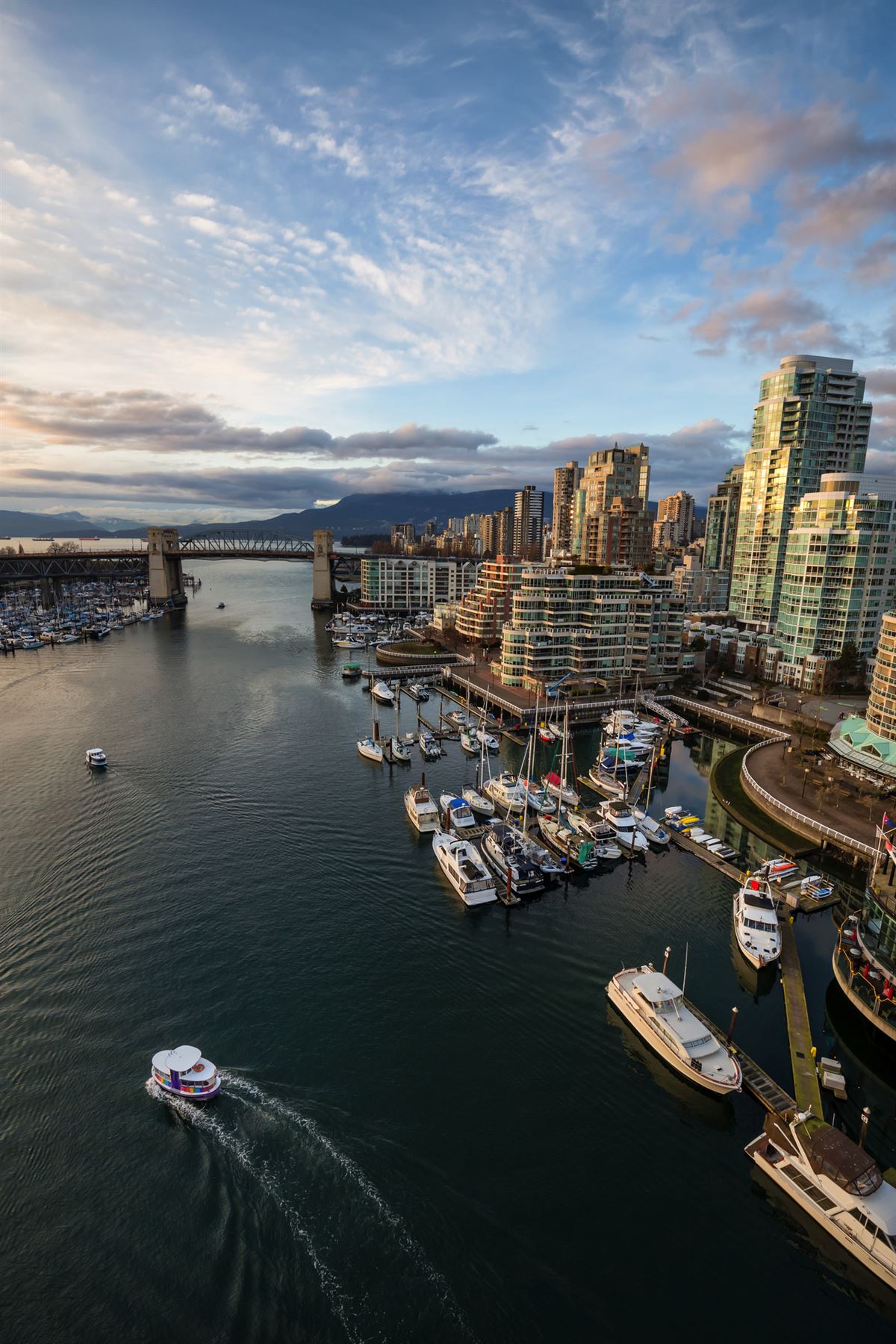Luftaufnahme der Wohngebäude am False Creek in der kanadischen Stadt Vancouver
