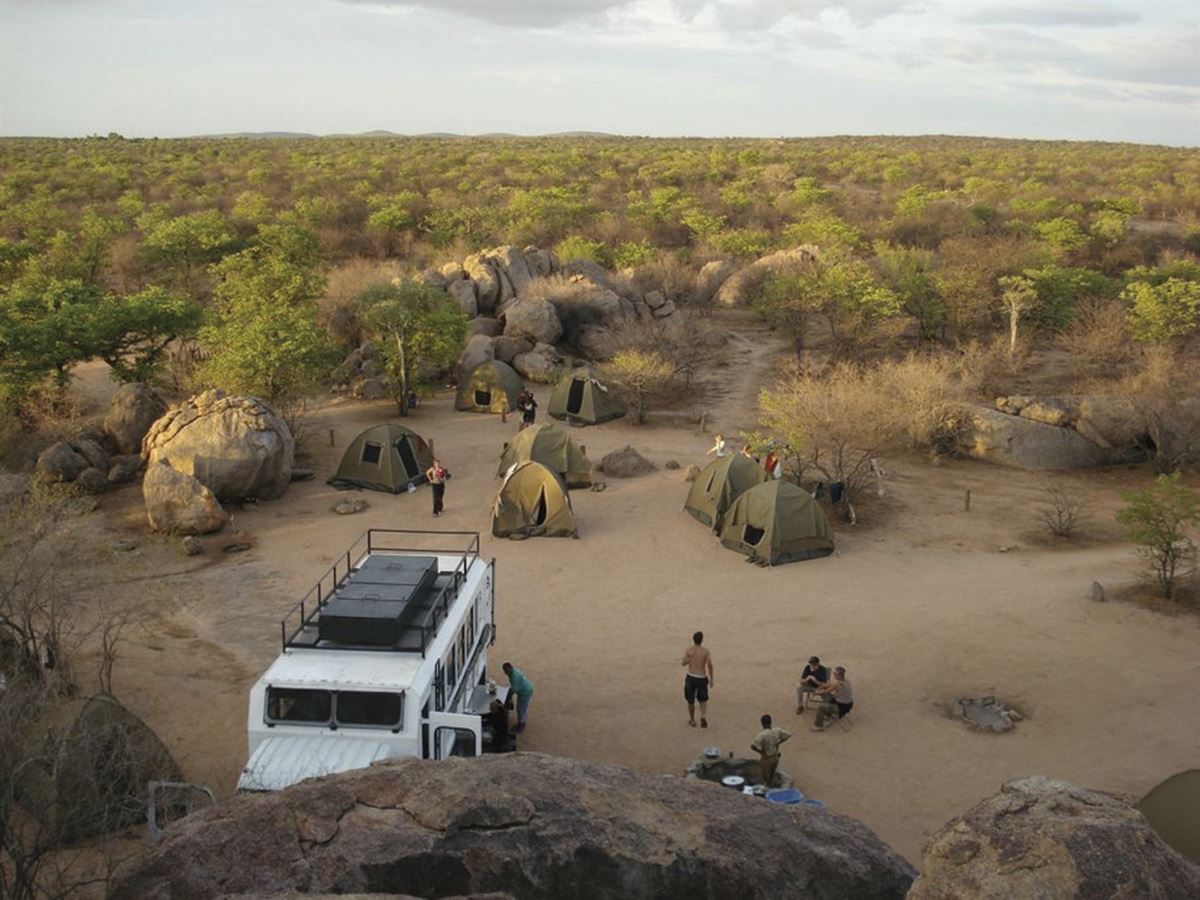 Expeditionsfahrzeug bei der Spitzkoppe