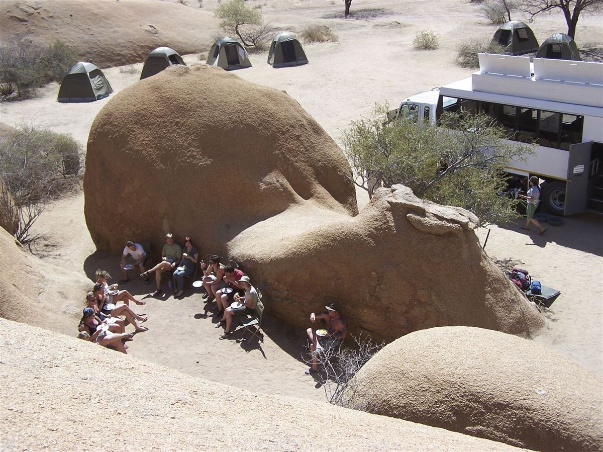 Expeditionsfahrzeug bei der Spitzkoppe