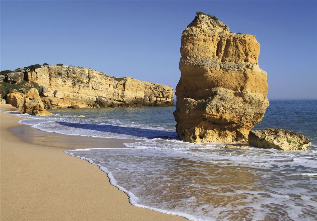 Bizarre Felsformationen an der Küste der Algarve