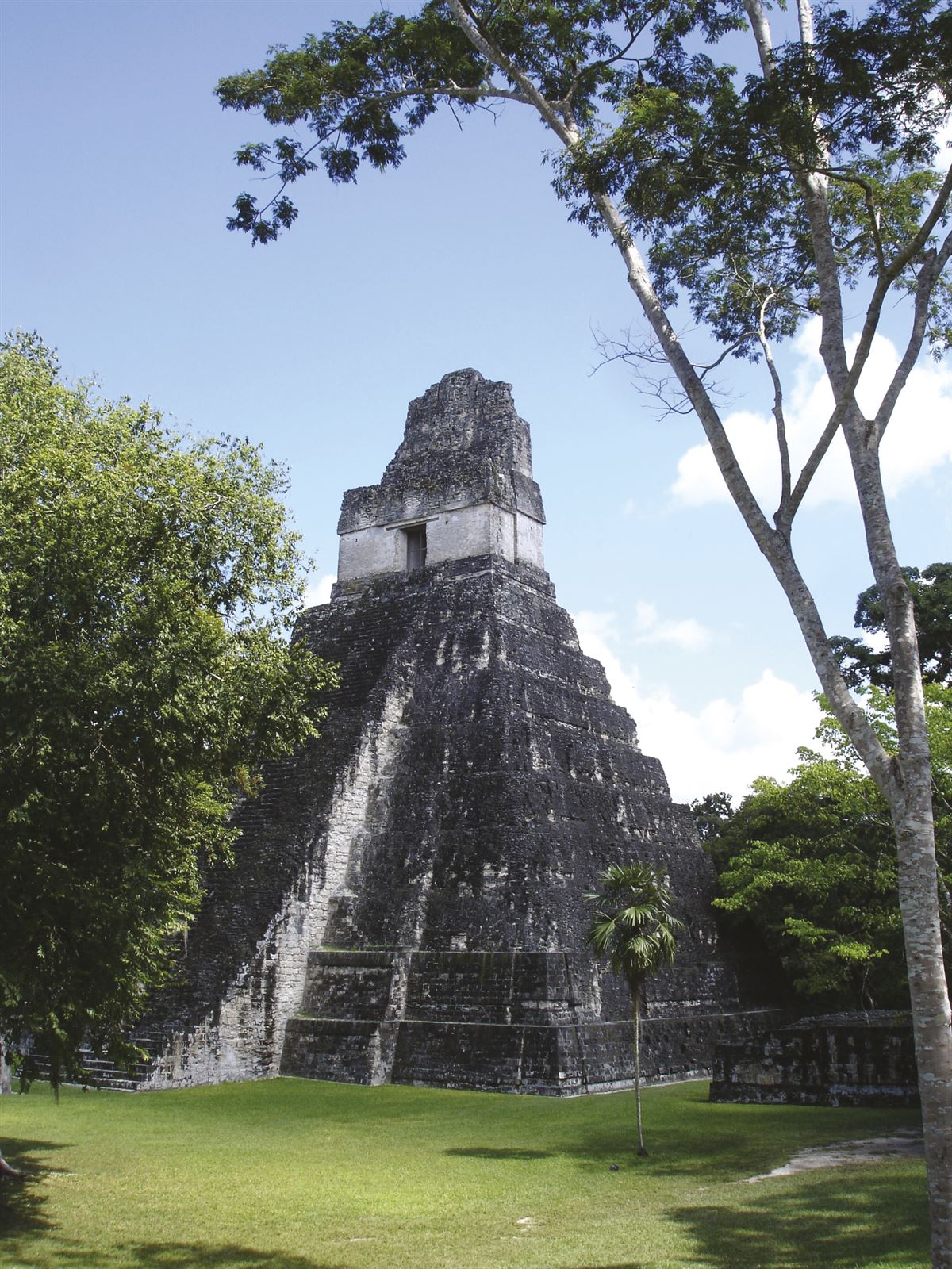 An der zentralen Plaza in Tikal