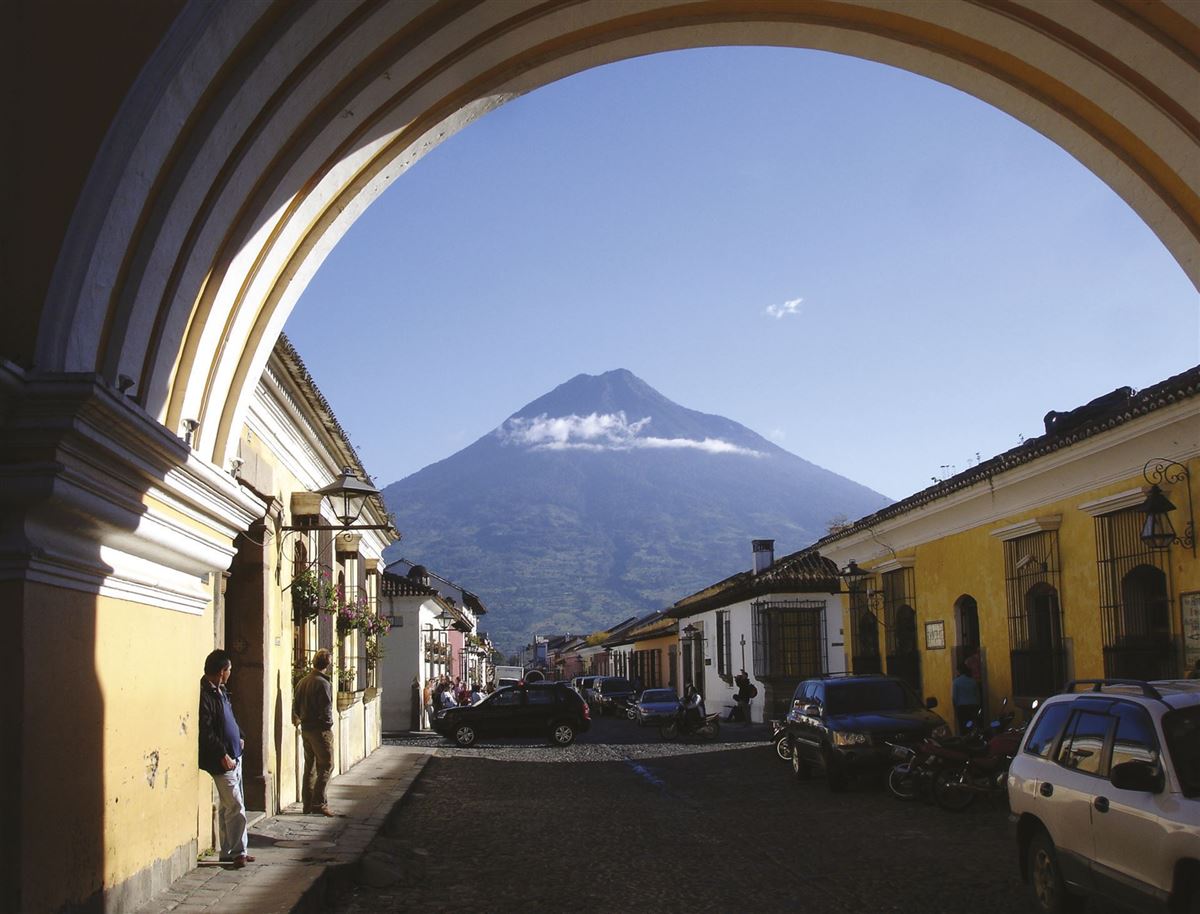 Antigua mit dem Vulkan Agua