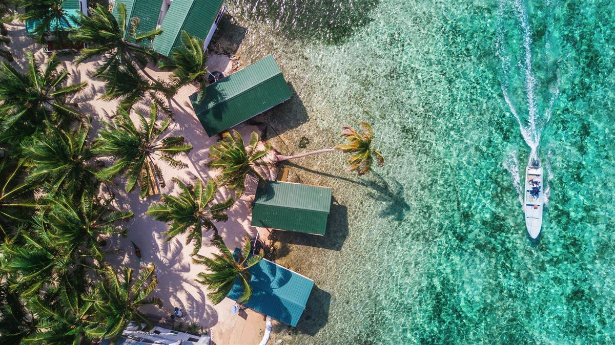Luftaufnahme der kleinen karibischen Insel Tobacco Caye in Belize