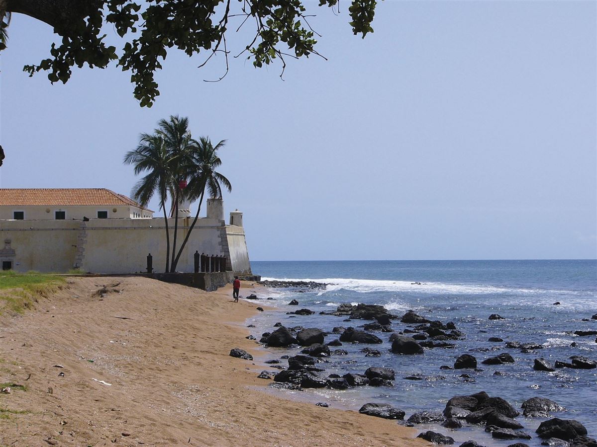 Blick vom Strand auf ein portugiesisches Fort