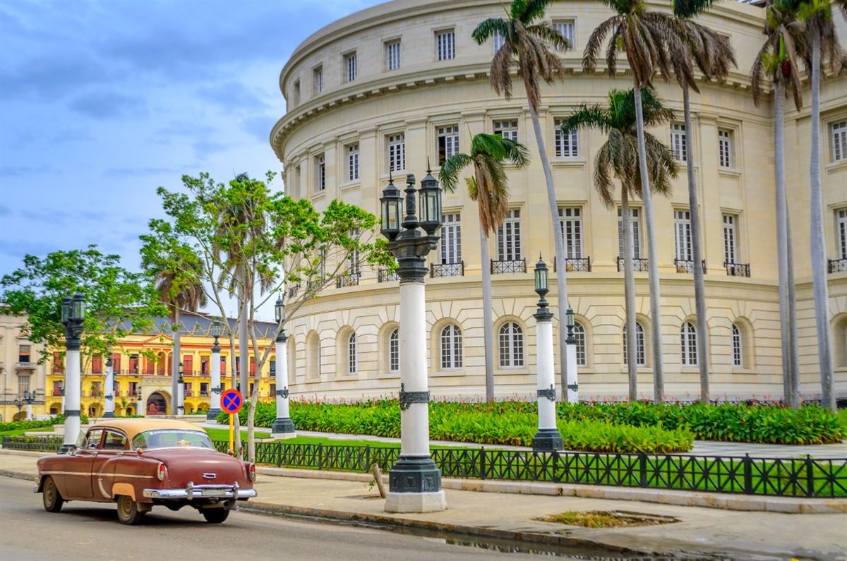 Capitolio-Gebäude Havanna, Kuba mit alten Autos