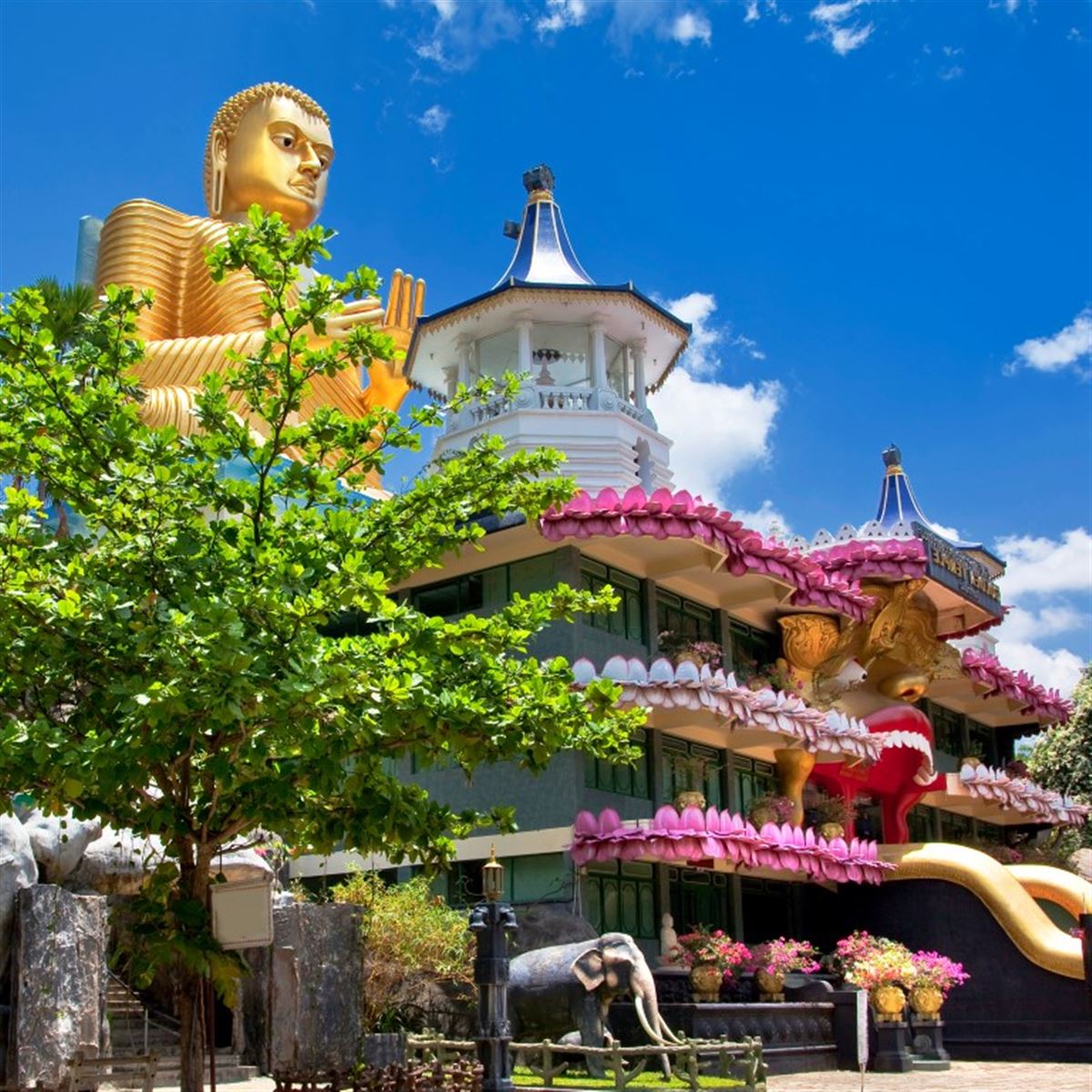 Goldener Tempel in Dambulla. Wahrzeichen von Sri Lanka