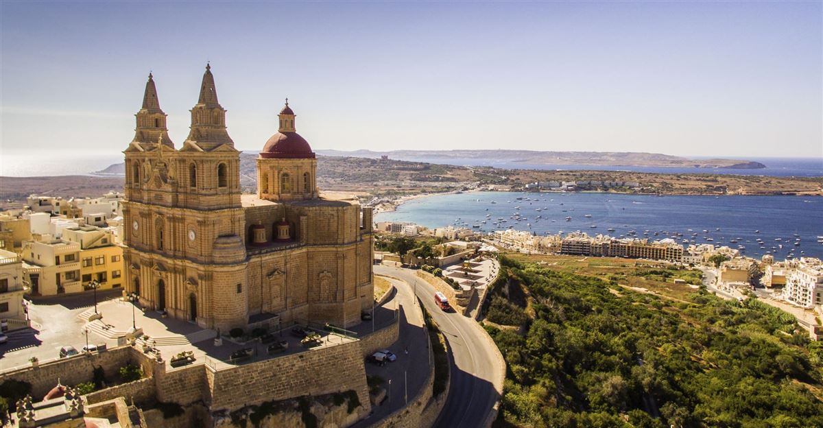 Mellieha Kirche mit Blick über Mellieha Bay ©VisitMalta