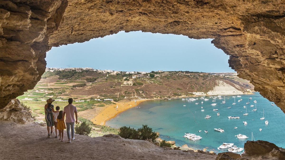 Gozo - Mixta Cave mit Blick über Ramla Bay ©VisitMalta