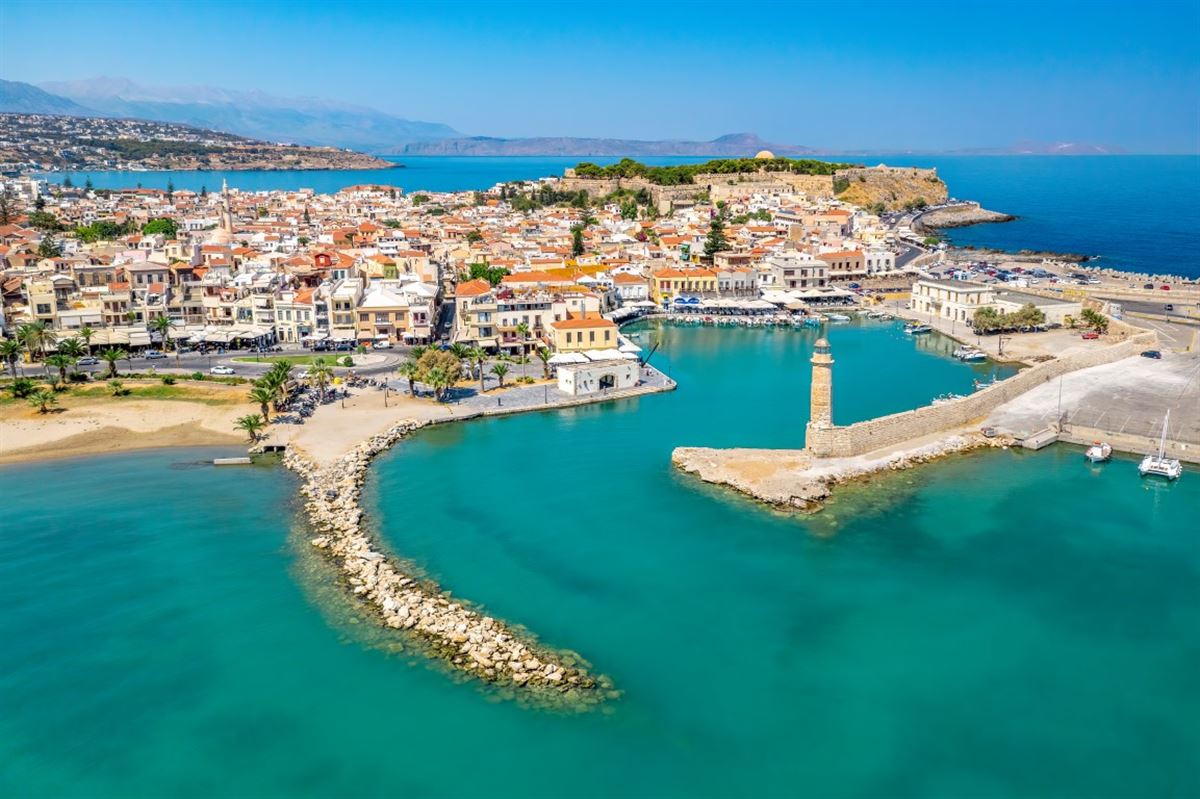 Luftaufnahme des alten venezianischen Hafens und der venezianischen Burg Fortezza in Rethymno