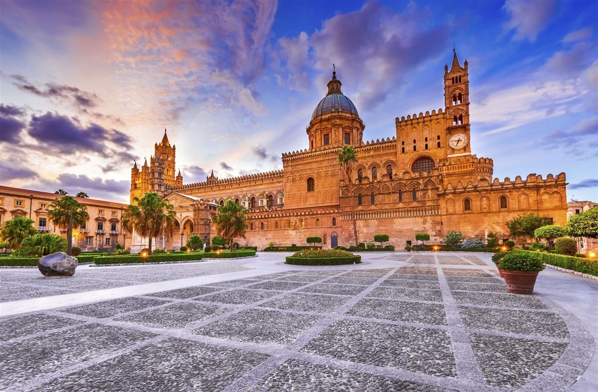 Sonnenuntergang über Kathedrale in Palermo