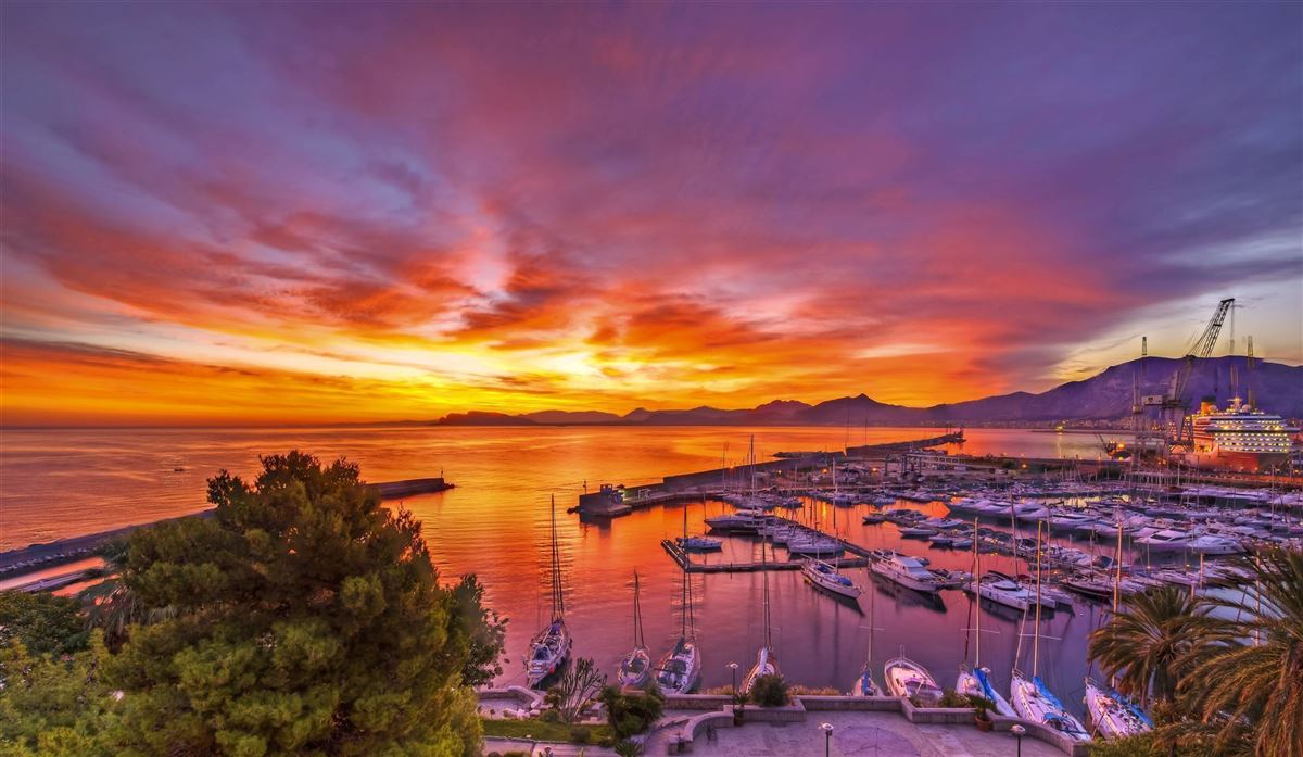 Sonnenaufgang am Hafen von Palermo