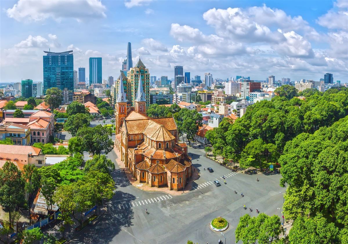 Ho Chi Minh City ist ein sonniger Tag unter den über 100 Jahre alten Notre Dame-Gebäuden,Bislang stehen die Hochhäuser für die wirtschaftliche Entwicklung Vietnams heute