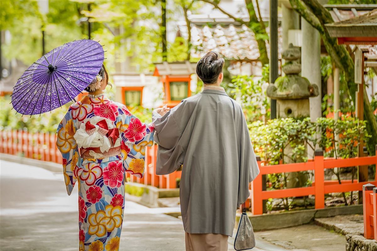 Menschen in Kimonos in Kyoto, Japan. Traditioneller japanischer Hintergrund.