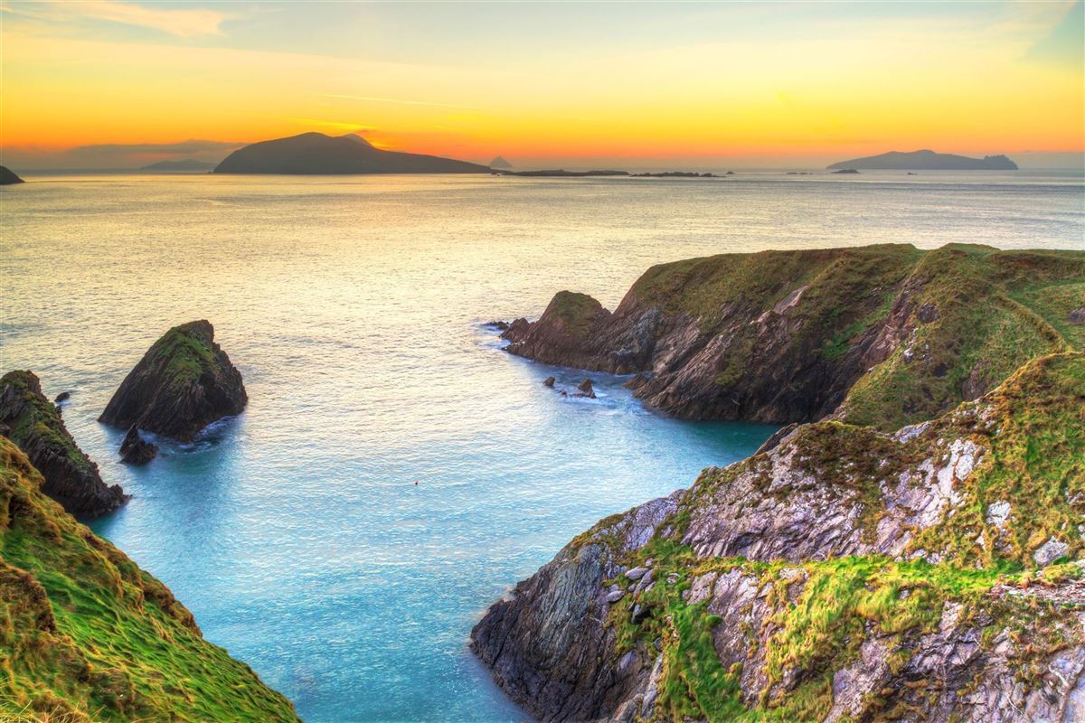 Sonnenuntergang über der Dunquin Bay auf der Dingle-Halbinsel, Grafschaft Kerry, Irland