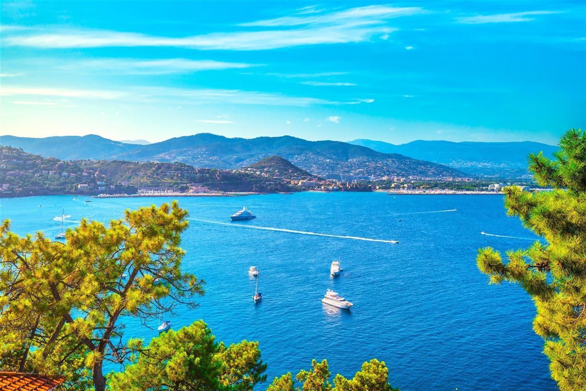 Blick auf die Bucht von Cannes La Napoule. Französische Riviera, Côte d'Azur, Provence