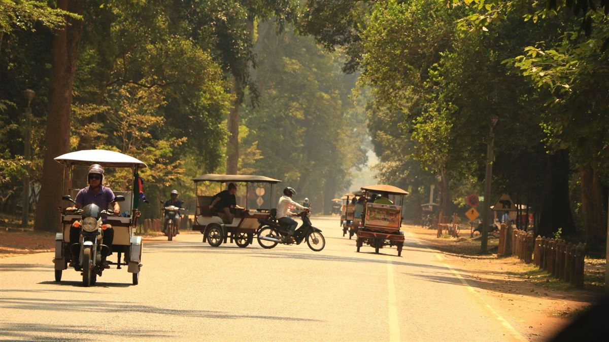 Tuk Tuks fahren auf den Straßeen in Kambodscha