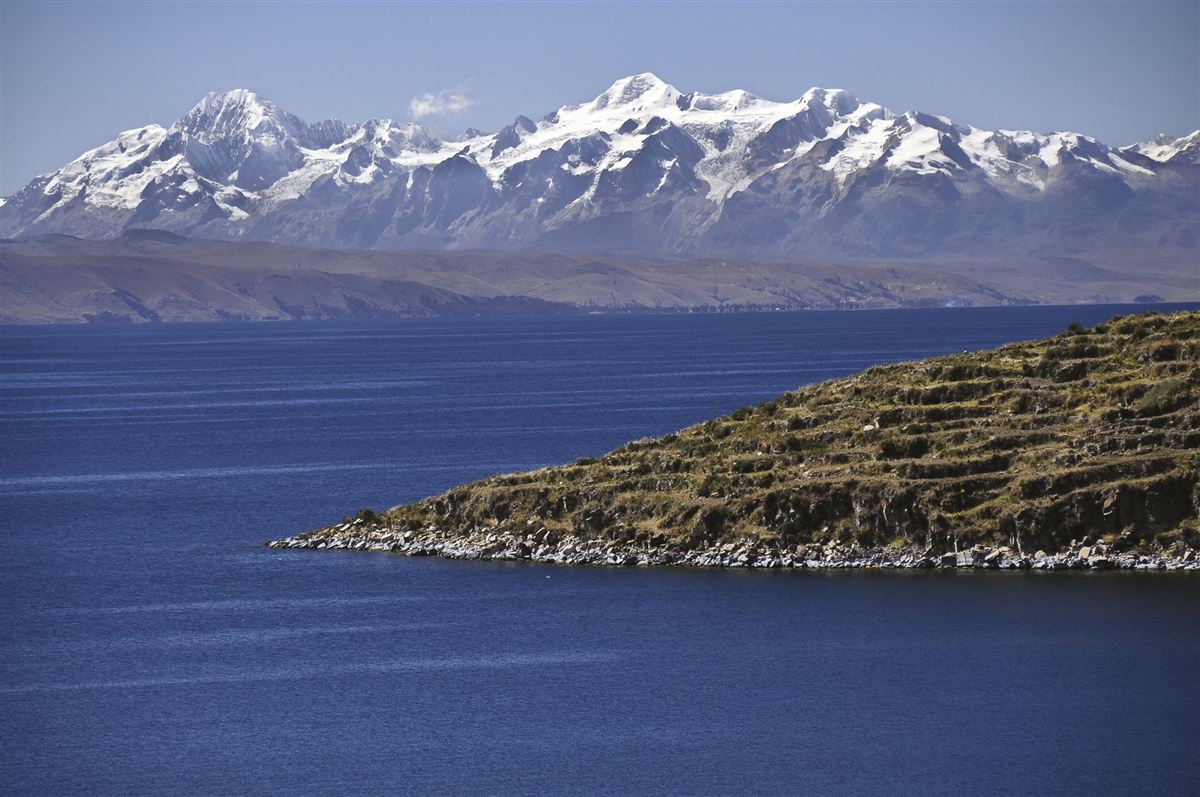 Der Titicaca-See mit den Gletschern der Anden