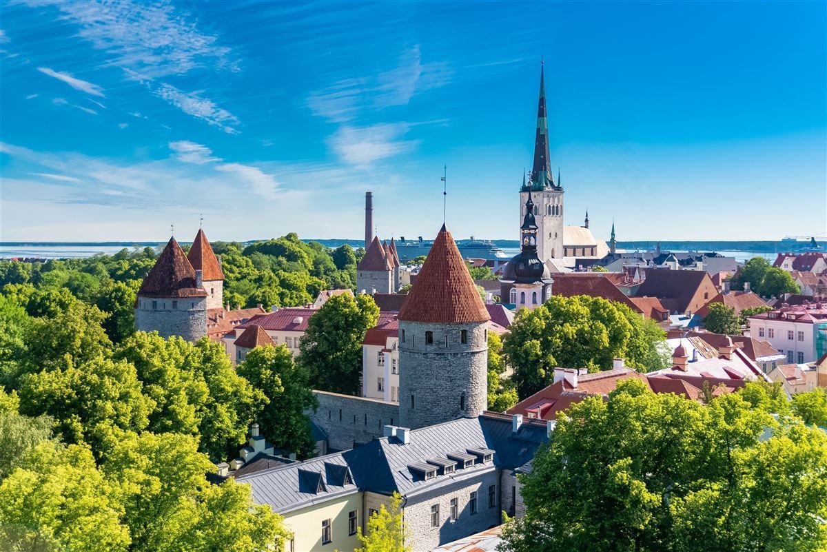 Tallinn in Estland, Panorama der mittelalterlichen Stadt mit der Sankt-Nikolaus-Kirche
