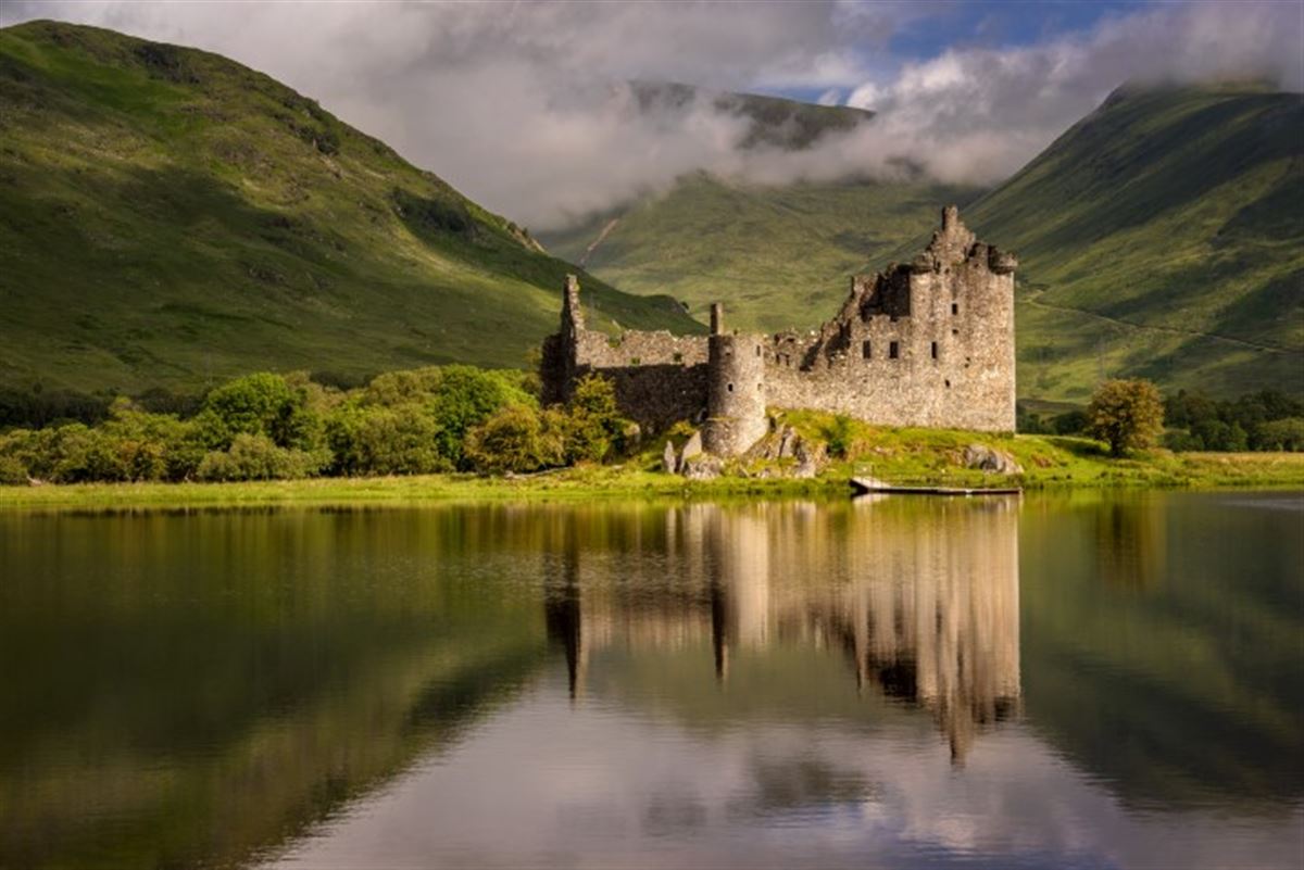 Spiegelung von Kilchurn Castle im Loch Awe, Highlands, Schottland