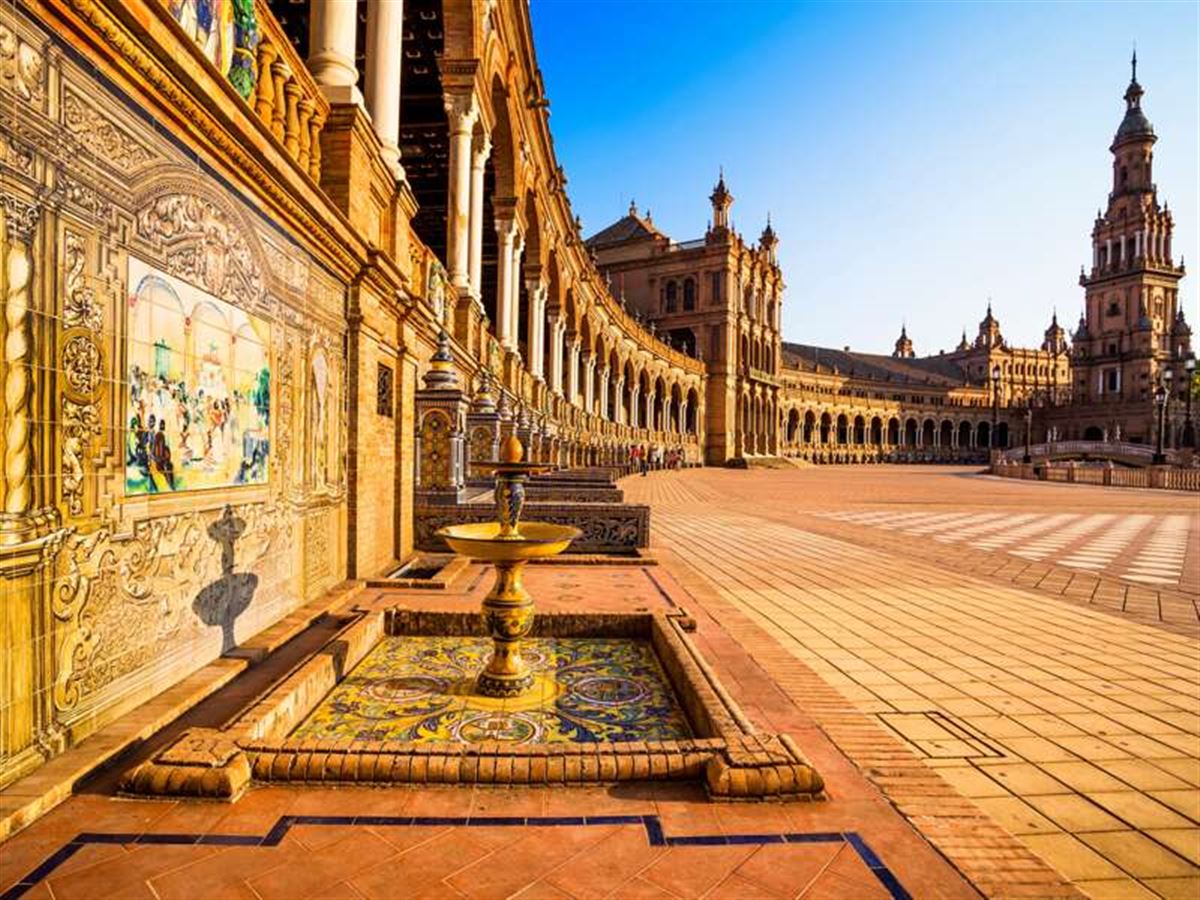 spanischer-platz-(plaza-de-espana)-in-sevilla,-spanien.jpg