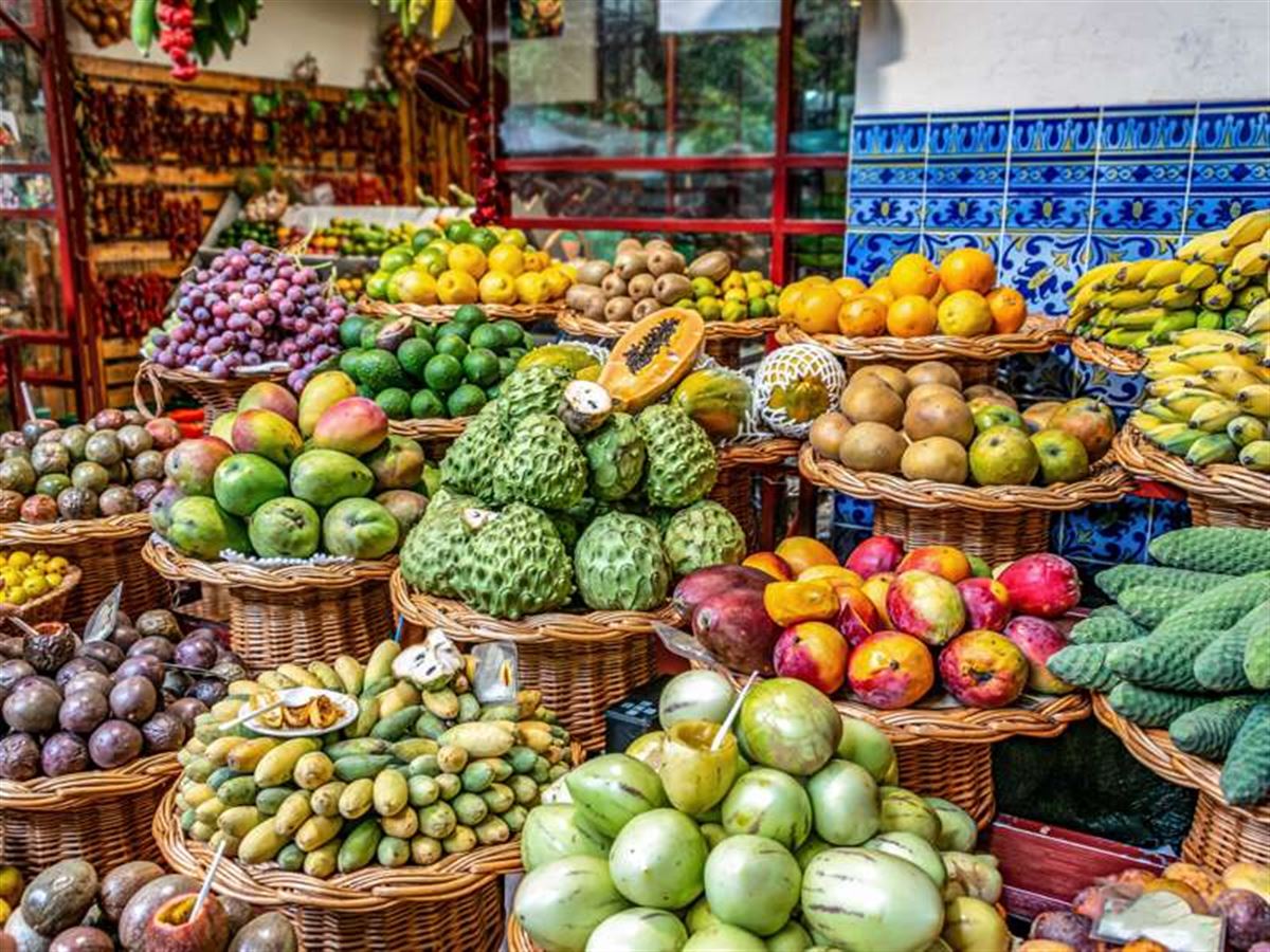 frische-exotische-fruechte-auf-dem-beruehmten-markt-in-funchal-mercado-dos-lavradores-madeira,-portugal.jpg