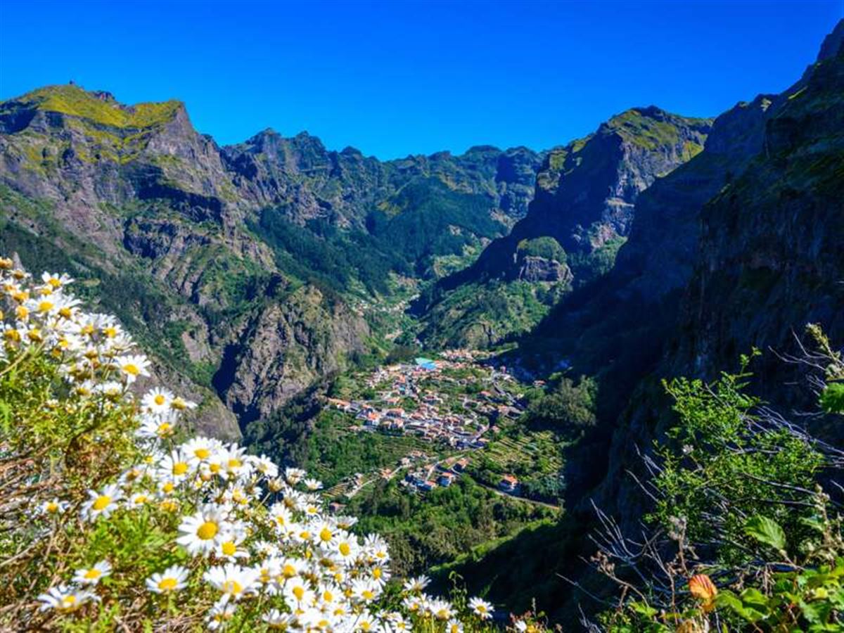 blick-auf-das-dorf-curral-das-freiras-im-nonnental-in-wunderschoener-berglandschaft,-gemeinde-cmara-de-lobos,-insel-madeira,-portugal..jpg