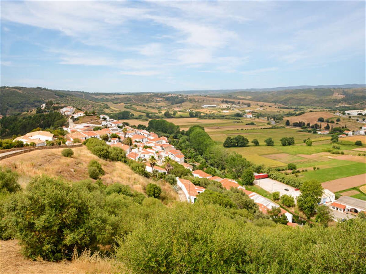 blick-auf-die-stadt-aljezur-mit-traditionellen-portugiesischen-haeusern-und-laendlicher-landschaft,-algarve-portugal.jpg