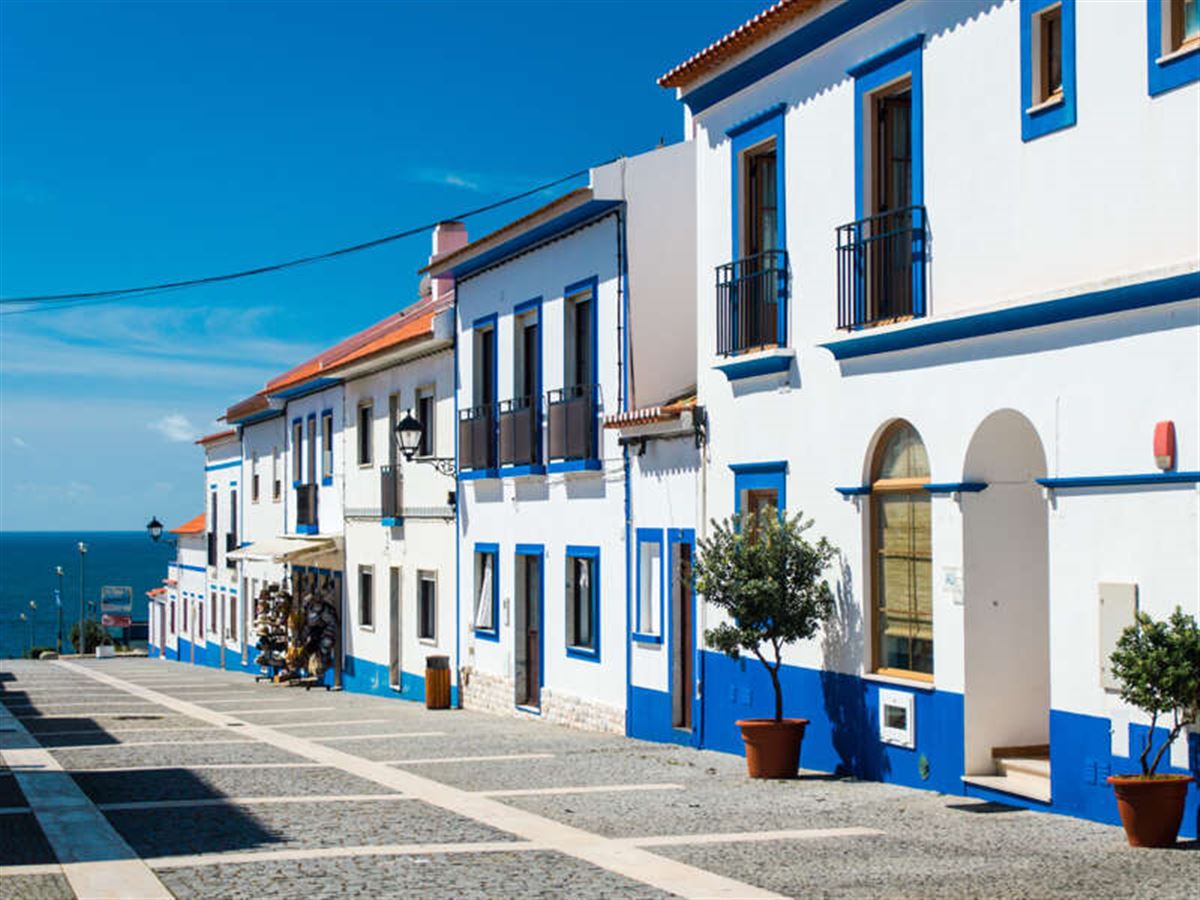 traditionelle-blau-weisse-portugiesische-alentejo-gebaeude-in-porto-covo,-portugal.jpg