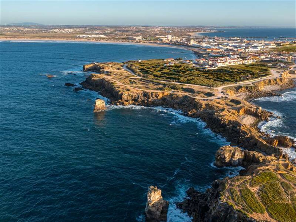luftaufnahme-der-felsigen-meereskueste-der-halbinsel-peniche,-portugal.jpg
