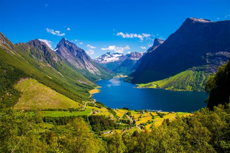 Facettenreiches Norwegen mit Hurtigruten @ F8 \ Suport Ukraine/adobestock