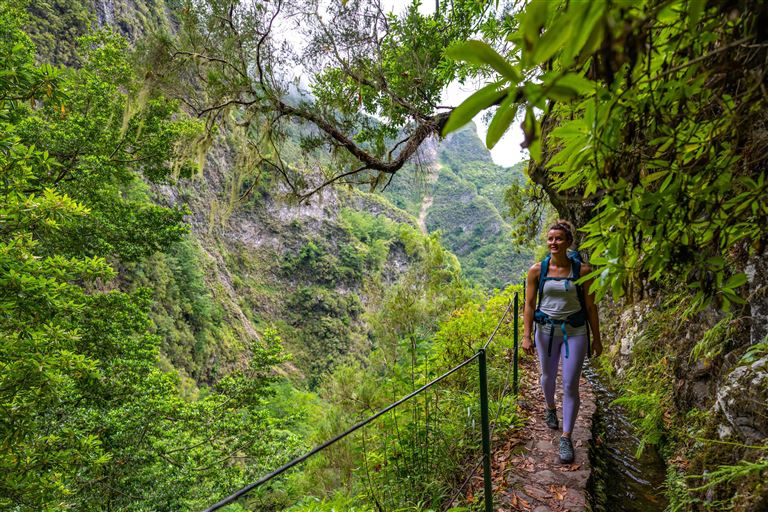 Zu Fuß durch grüne Täler, entlang wilder Küsten  © by Berge & Meer Touristik GmbH