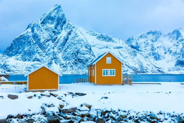 Lofoten -  Bergsilhouette unter dem Nordlicht @ Christian Schwier /adobestock